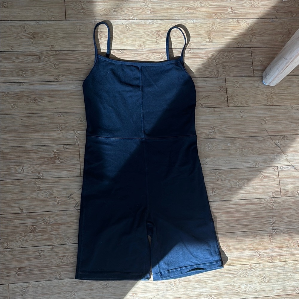 Aritzia | Wilfred Black Divinity 7" Romper